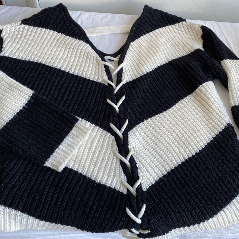 Chevron Laced Sweater Black & White Med - Picture 8 of 11